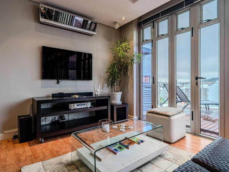 Stylish City Bowl Penthouse with Panoramic Views - Photo 2