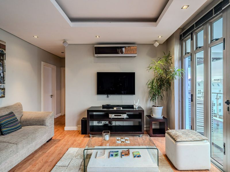 Stylish City Bowl Penthouse with Panoramic Views - Photo 3