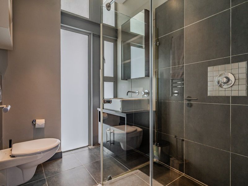 Stylish City Bowl Penthouse with Panoramic Views - Photo 10