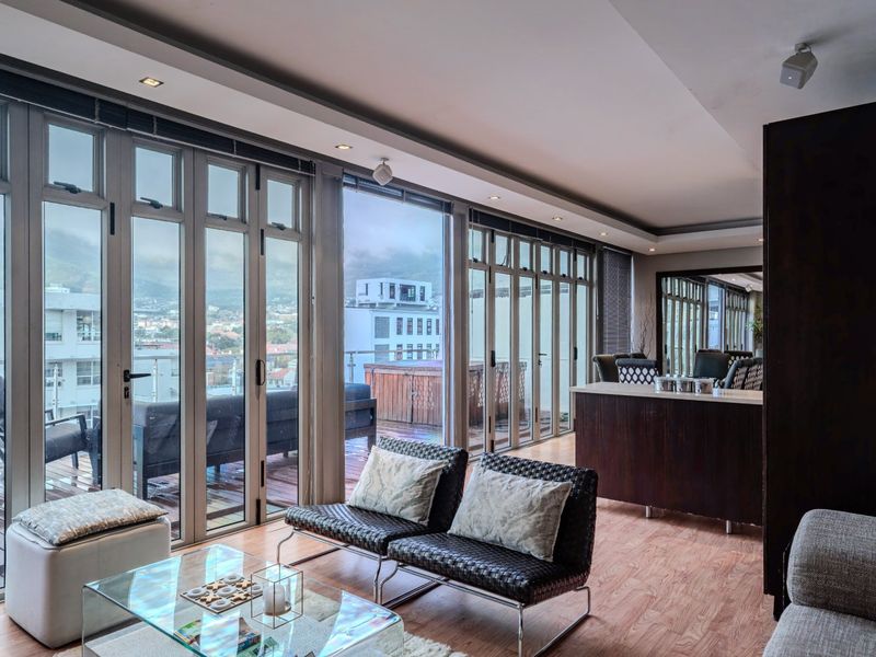 Stylish City Bowl Penthouse with Panoramic Views - Photo 4