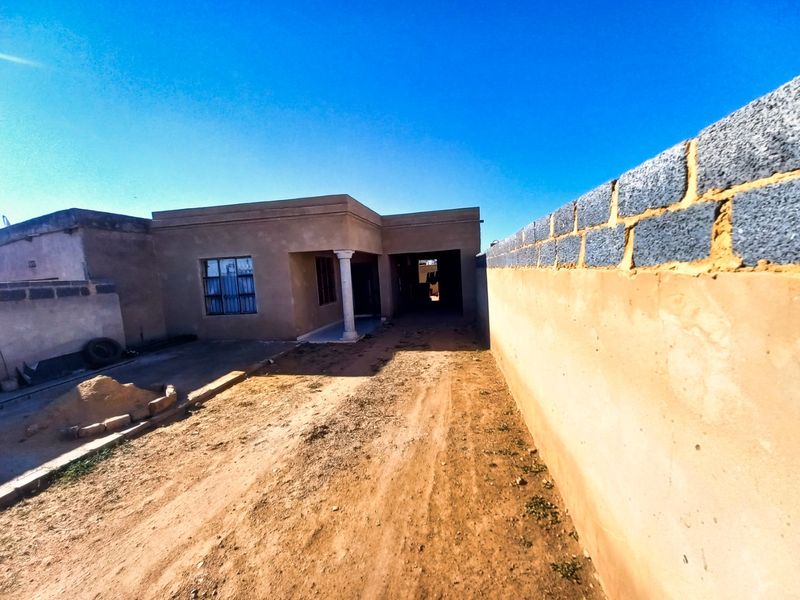 Rondebult Ext 2 Gem: 2-Bed Starter Home with Expansion Potential & Great Location! - Photo 2