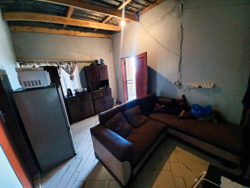 Rondebult Ext 2 Gem: 2-Bed Starter Home with Expansion Potential & Great Location! - Photo 10