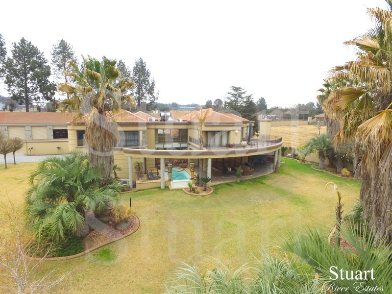 Luxury Riverside Sanctuary – A Masterpiece of Design and Comfort - Photo 2