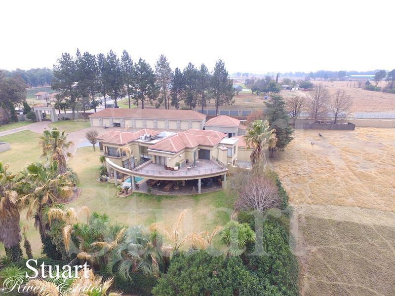 Luxury Riverside Sanctuary – A Masterpiece of Design and Comfort - Photo 6