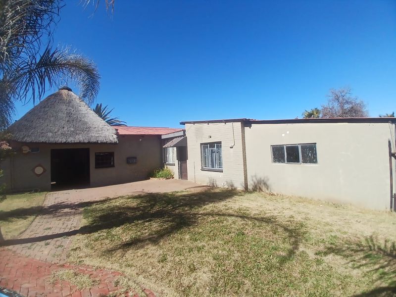 Spacious Family Home with Pool and Entertainment Area – A Bargain in Roosheuwel, Klerksdorp - Photo 3