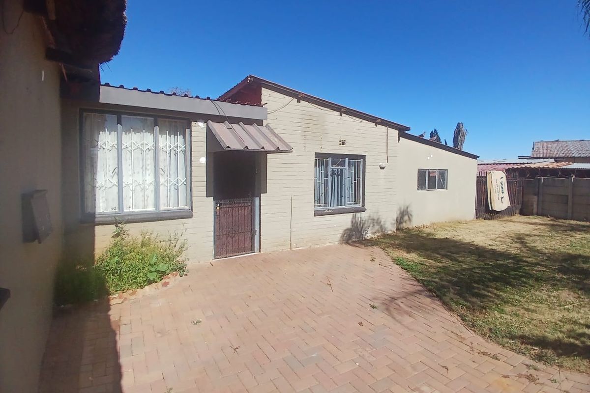 Spacious Family Home with Pool and Entertainment Area – A Bargain in Roosheuwel, Klerksdorp - Photo 2