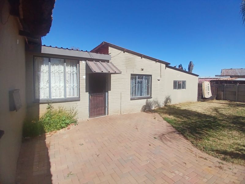 Spacious Family Home with Pool and Entertainment Area – A Bargain in Roosheuwel, Klerksdorp - Photo 2