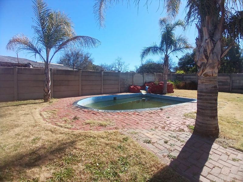 Spacious Family Home with Pool and Entertainment Area – A Bargain in Roosheuwel, Klerksdorp - Photo 10