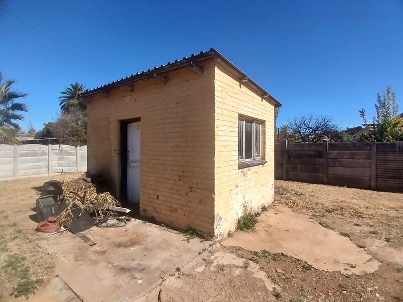 Spacious Family Home with Pool and Entertainment Area – A Bargain in Roosheuwel, Klerksdorp - Photo 8