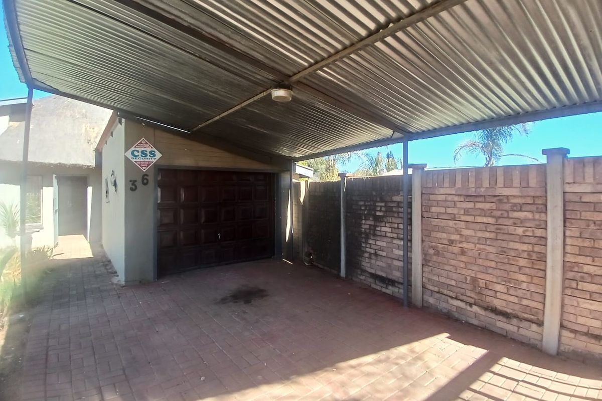 Spacious Family Home with Pool and Entertainment Area – A Bargain in Roosheuwel, Klerksdorp - Photo 5