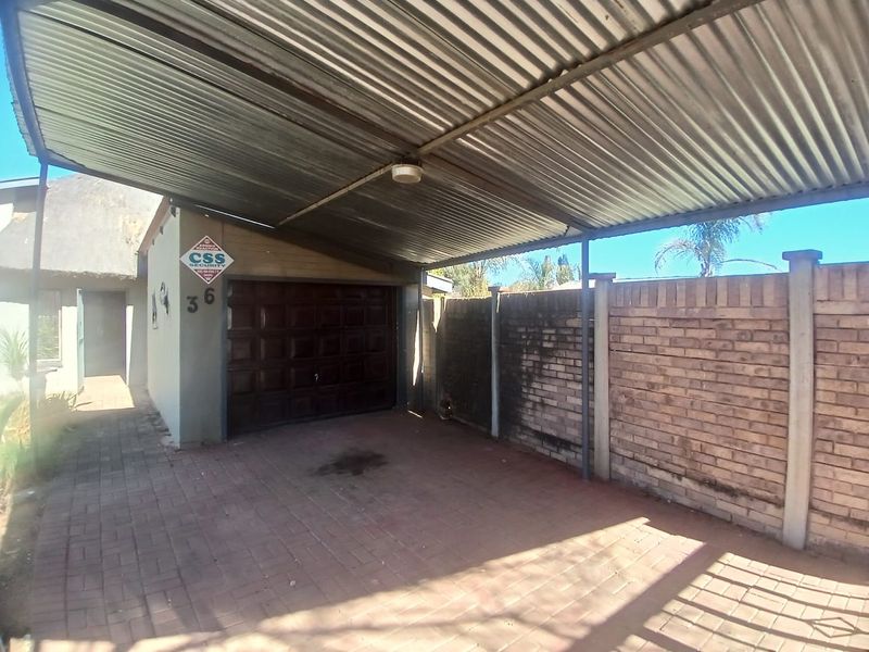 Spacious Family Home with Pool and Entertainment Area – A Bargain in Roosheuwel, Klerksdorp - Photo 5