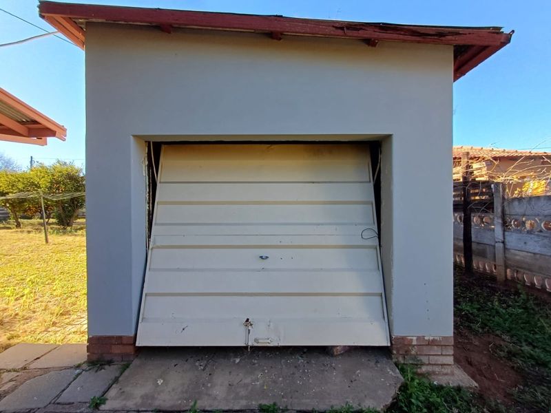 Charming and Affordable Family Home in Roosheuwel, Klerksdorp - Photo 7