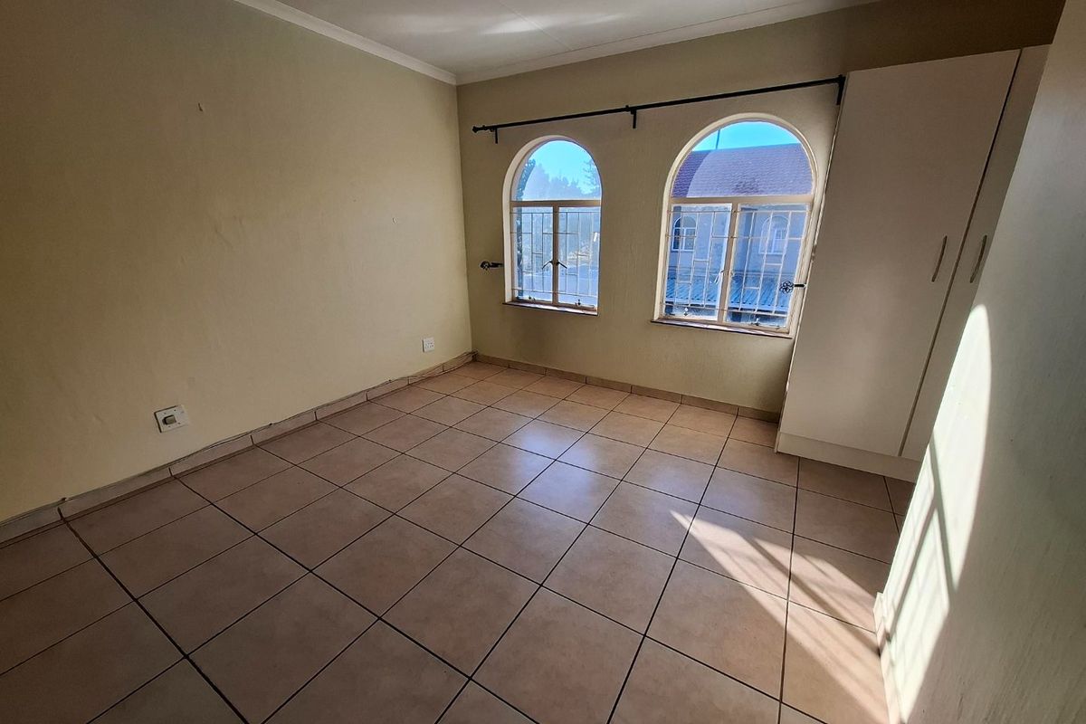 Amazing 2 bed Townhouse with garden Kilner Park` - Photo 3