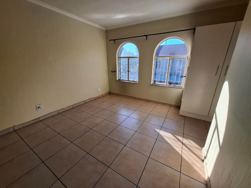 Amazing 2 bed Townhouse with garden Kilner Park` - Photo 3