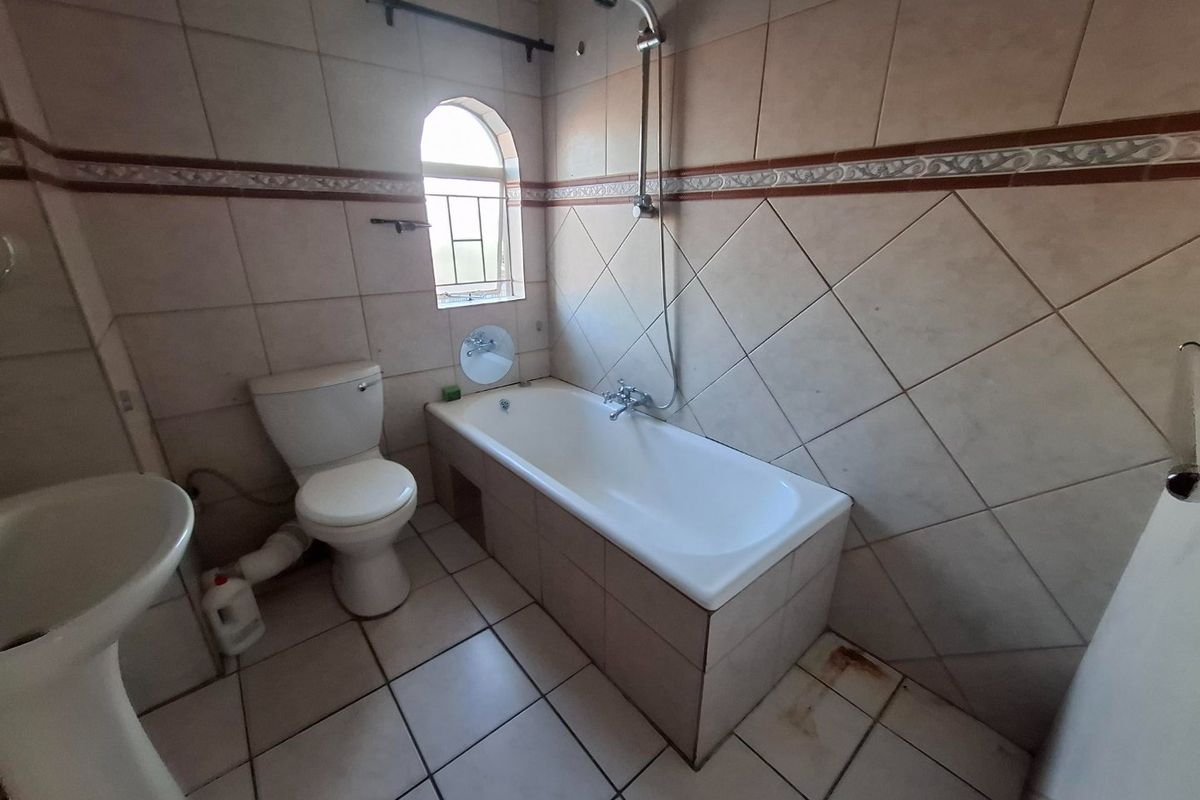 Amazing 2 bed Townhouse with garden Kilner Park` - Photo 2