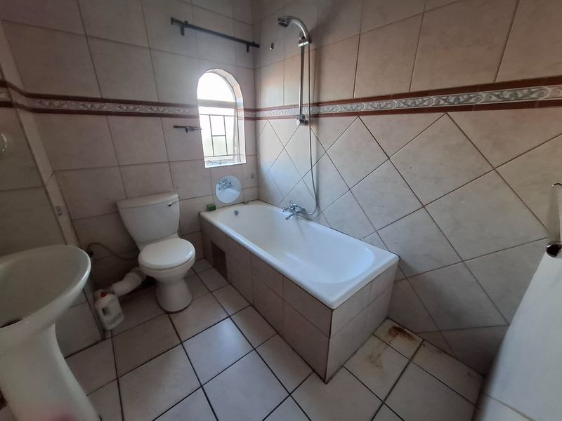 Amazing 2 bed Townhouse with garden Kilner Park` - Photo 2