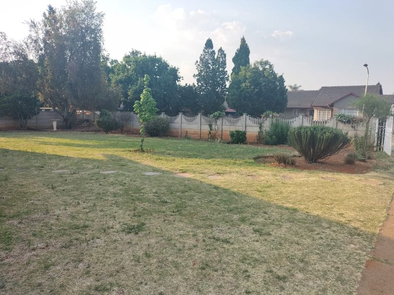 Lovely Face brick Family Home - Photo 10