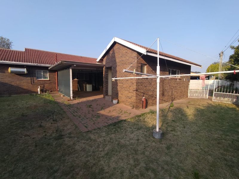 Lovely Face brick Family Home - Photo 8