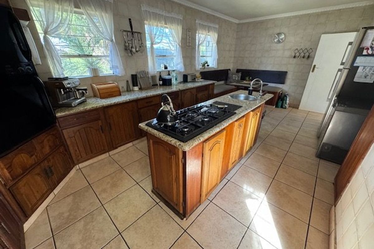 Spacious Five-Bedroom Family Retreat with Pool - Photo 3