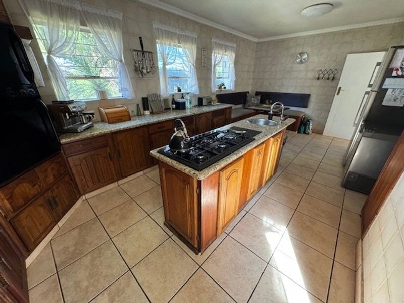 Spacious Five-Bedroom Family Retreat with Pool - Photo 3