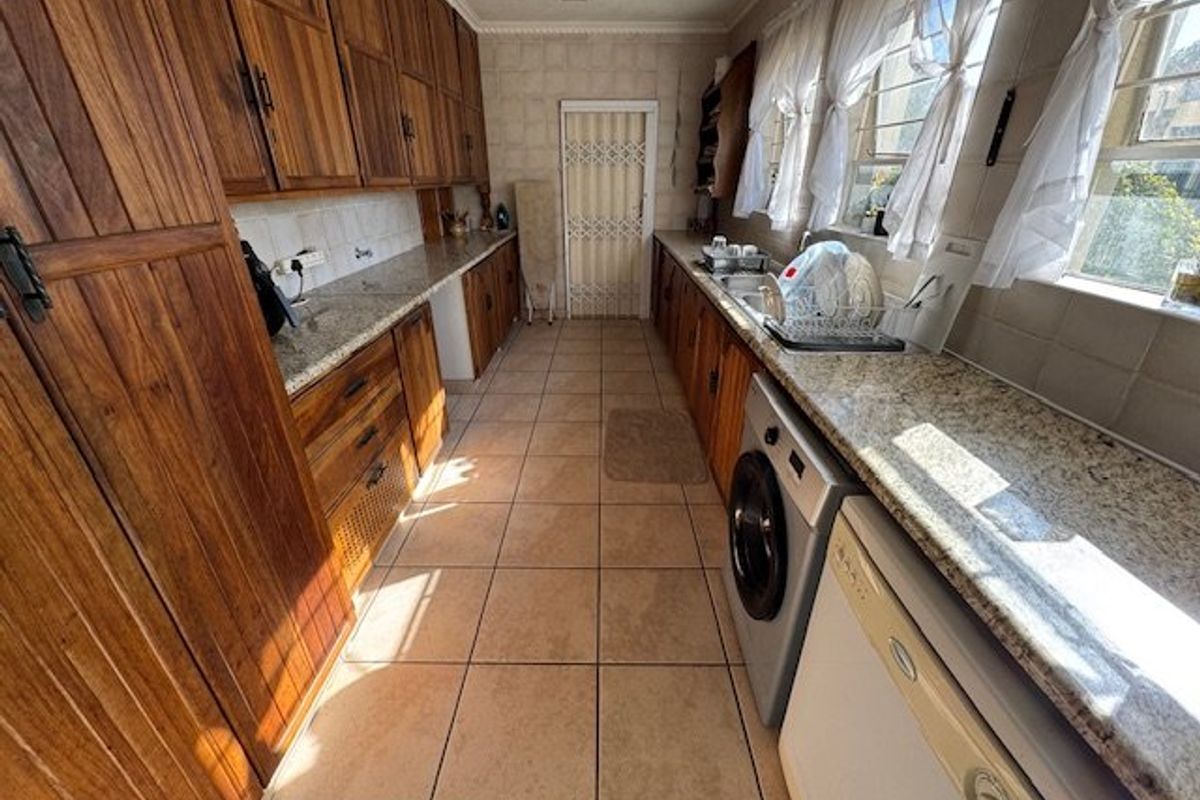 Spacious Five-Bedroom Family Retreat with Pool - Photo 4