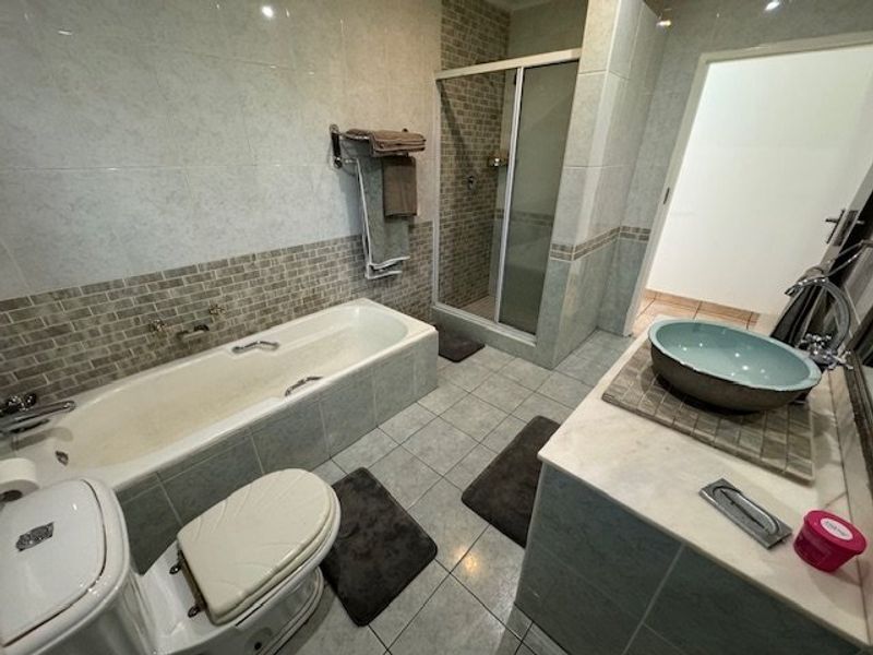 Spacious Five-Bedroom Family Retreat with Pool - Photo 10