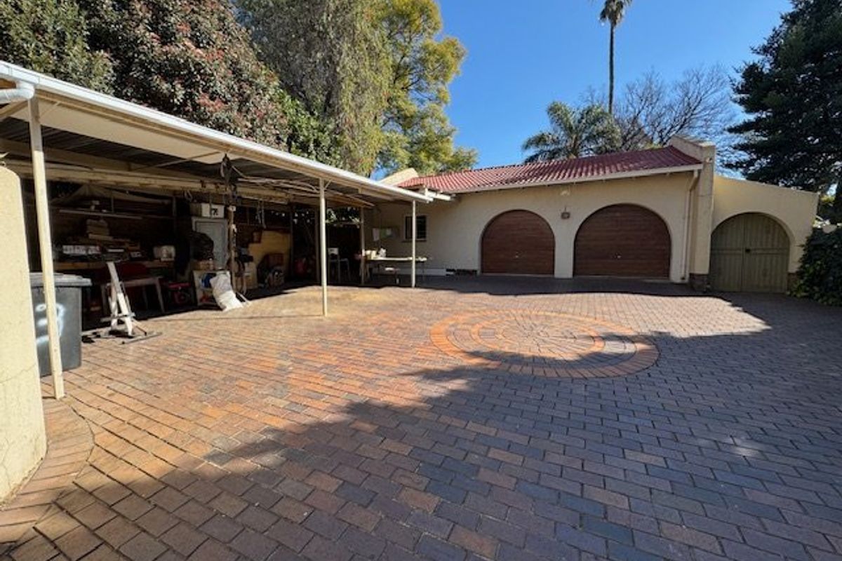 Spacious Five-Bedroom Family Retreat with Pool - Photo 2