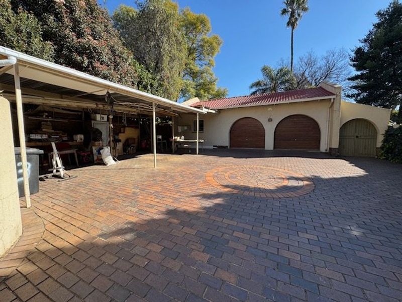 Spacious Five-Bedroom Family Retreat with Pool - Photo 2