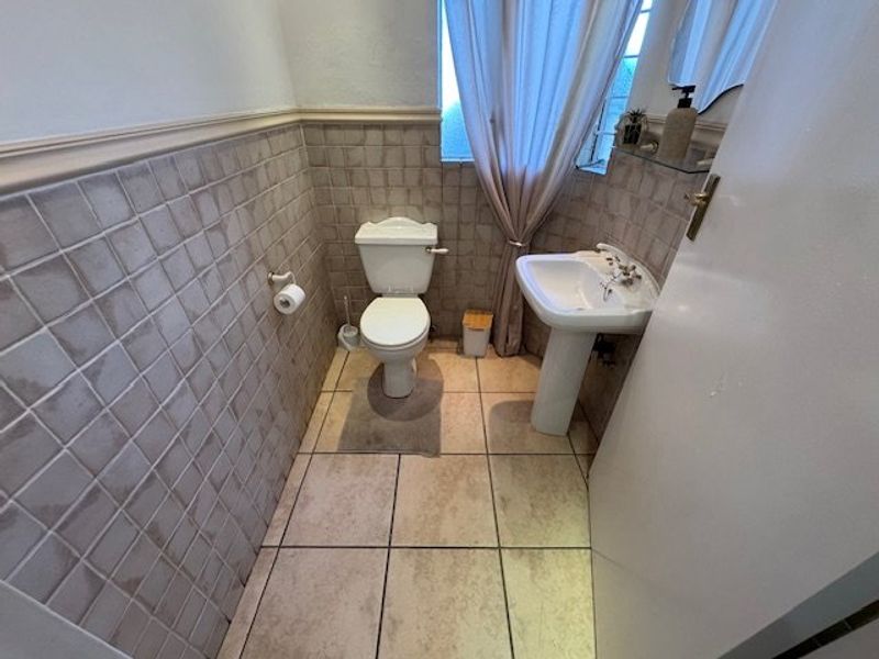 Spacious Five-Bedroom Family Retreat with Pool - Photo 7