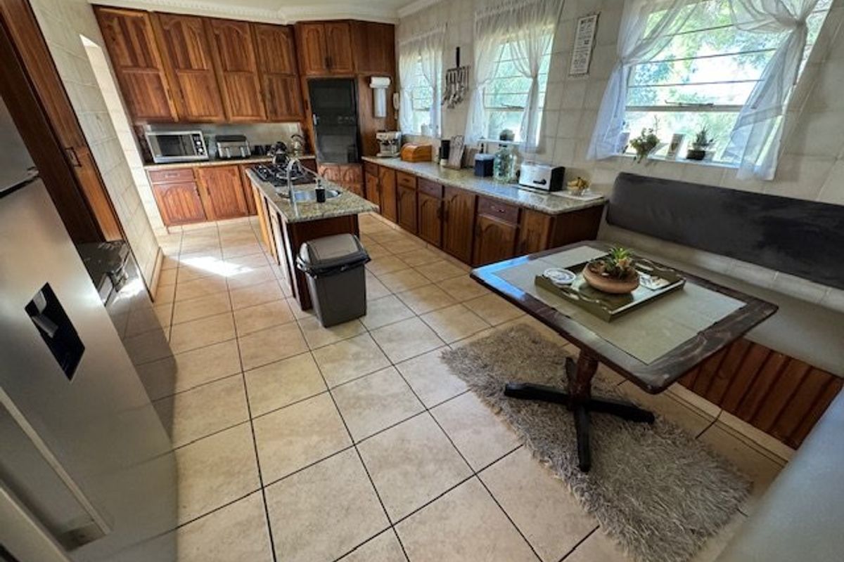 Spacious Five-Bedroom Family Retreat with Pool - Photo 5