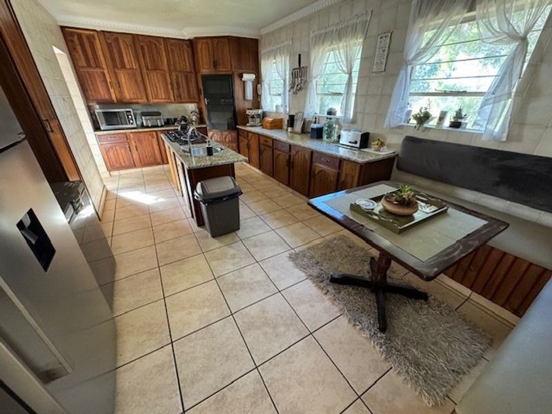 Spacious Five-Bedroom Family Retreat with Pool - Photo 5