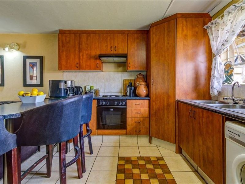 Neat Three-Bedroom Home with Double Garage - Photo 1