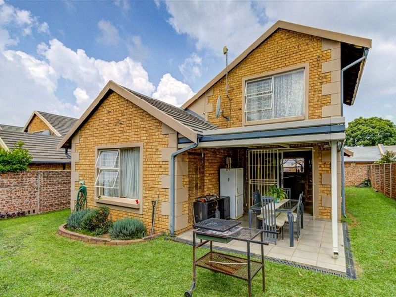 Neat Three-Bedroom Home with Double Garage - Photo 3