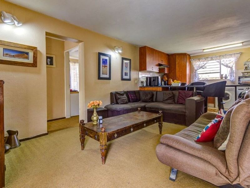 Neat Three-Bedroom Home with Double Garage - Photo 2