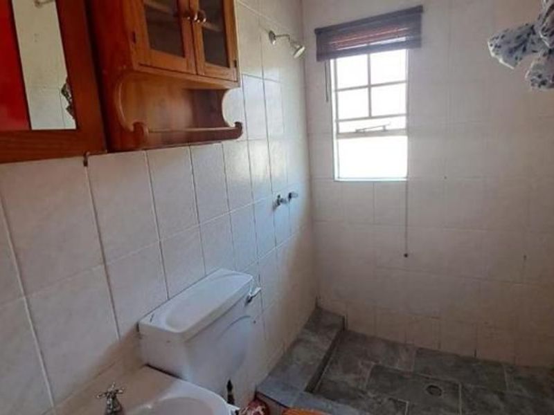 Spacious Three Bedroom Apartment For Sale - Photo 9