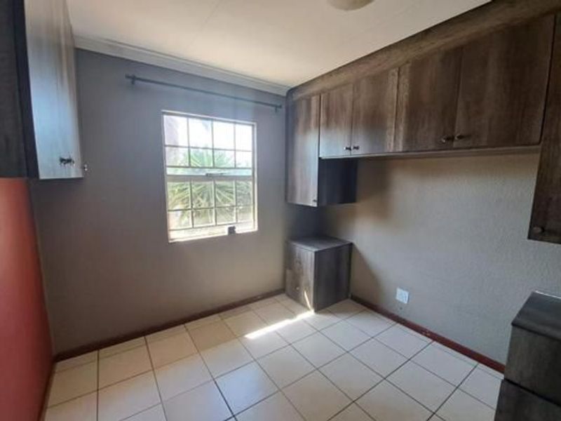 Spacious Three Bedroom Apartment For Sale - Photo 8