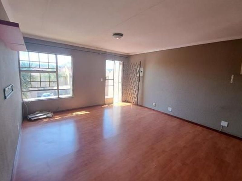 Spacious Three Bedroom Apartment For Sale - Photo 7