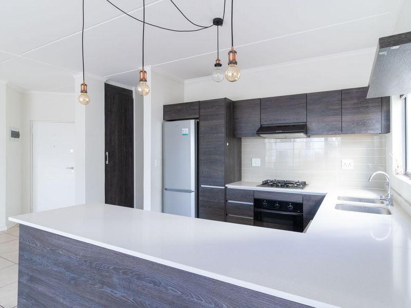 Spacious 2-Bed, 2-Bath Apartment in Upmarket Greenstone Crest - Photo 6