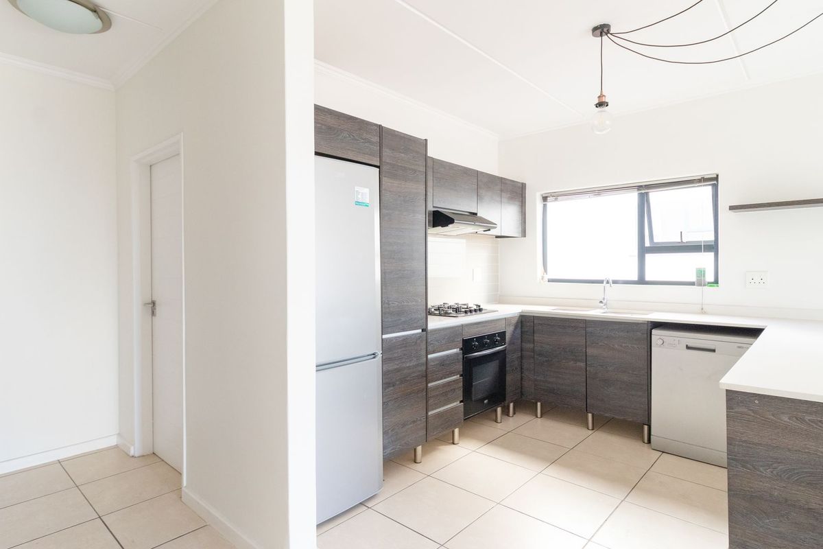 Spacious 2-Bed, 2-Bath Apartment in Upmarket Greenstone Crest - Photo 5