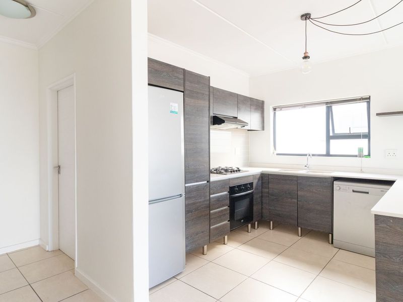 Spacious 2-Bed, 2-Bath Apartment in Upmarket Greenstone Crest - Photo 5