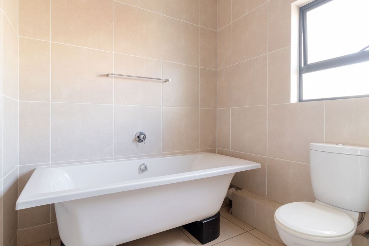 Spacious 2-Bed, 2-Bath Apartment in Upmarket Greenstone Crest - Photo 3
