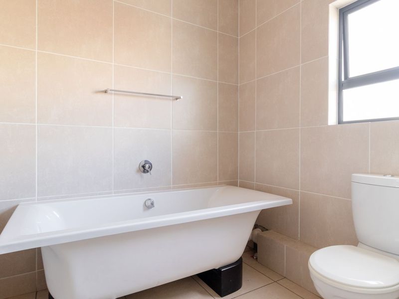 Spacious 2-Bed, 2-Bath Apartment in Upmarket Greenstone Crest - Photo 3