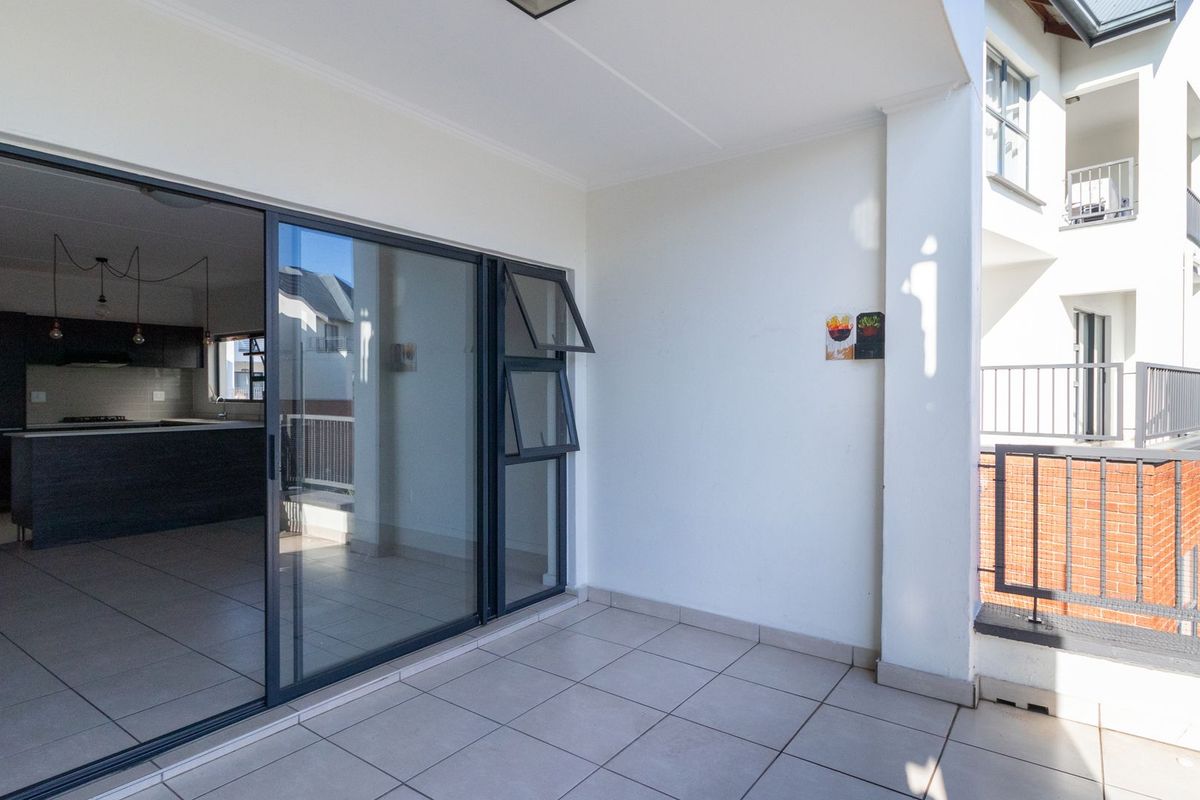 Spacious 2-Bed, 2-Bath Apartment in Upmarket Greenstone Crest - Photo 4