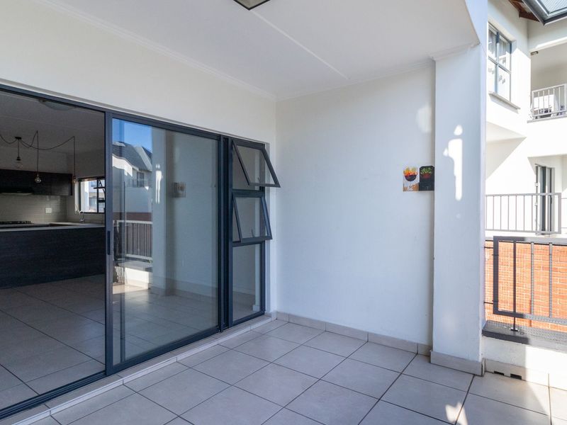 Spacious 2-Bed, 2-Bath Apartment in Upmarket Greenstone Crest - Photo 4