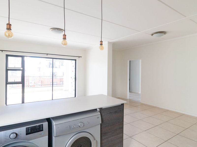 Spacious 2-Bed, 2-Bath Apartment in Upmarket Greenstone Crest - Photo 9