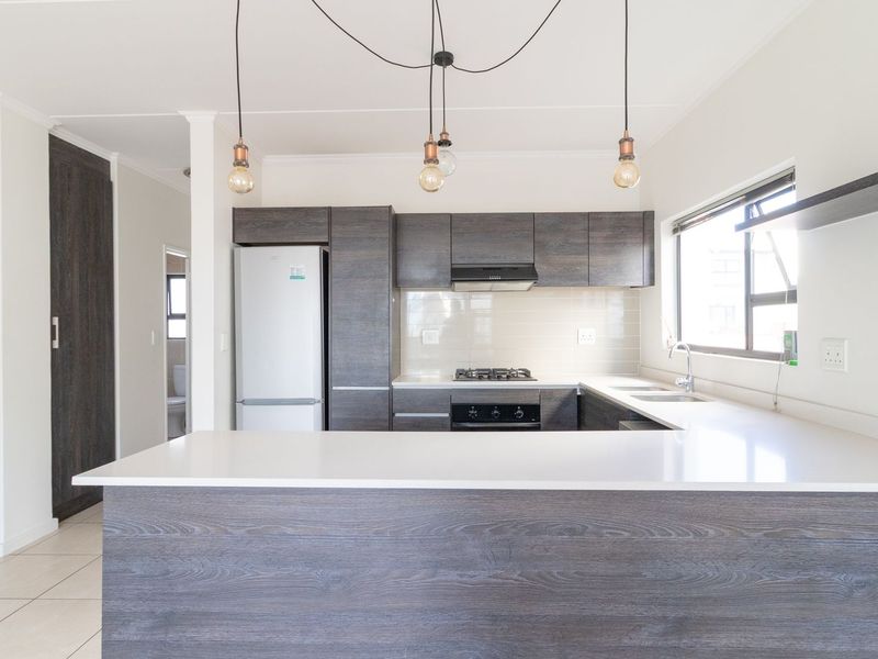 Spacious 2-Bed, 2-Bath Apartment in Upmarket Greenstone Crest - Photo 8