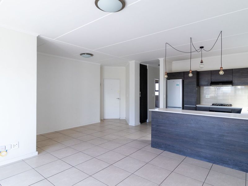 Spacious 2-Bed, 2-Bath Apartment in Upmarket Greenstone Crest - Photo 7