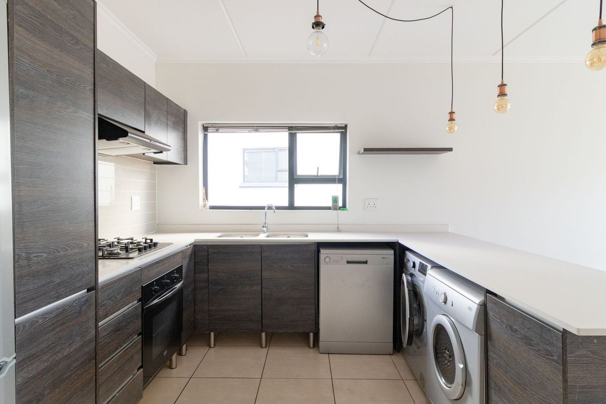 Spacious 2-Bed, 2-Bath Apartment in Upmarket Greenstone Crest - Photo 2