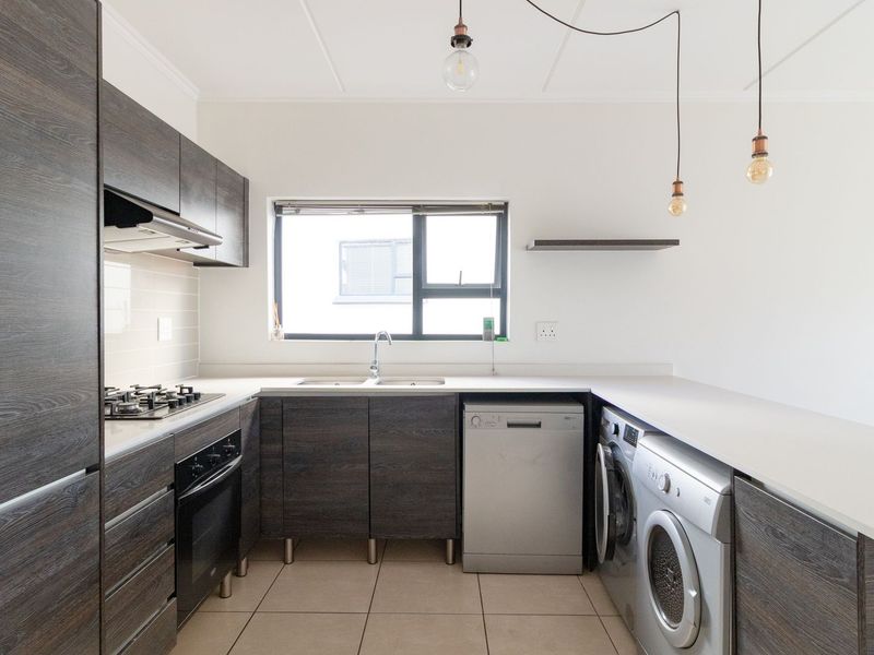 Spacious 2-Bed, 2-Bath Apartment in Upmarket Greenstone Crest - Photo 2