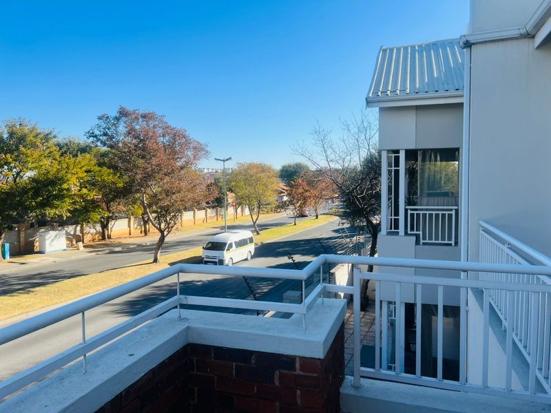 Spacious 2 Bed, 2.5 Bath Luxury Apartment in Portland Place - Thorn Valley Estate - Photo 9